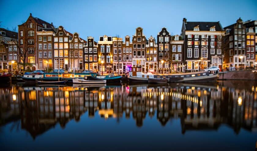 Night,Time,Shot,Of,The,Singel,Canal,,Amsterdam,With,Historic